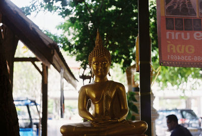 Statue of statues outside building