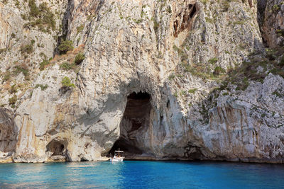 Capri island, at the entrance to the grotta bianca