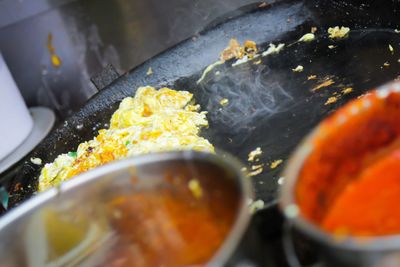 Tilt shot of scrambled egg on cooking pan