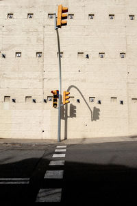 Traffic lights and a big wall in an urban landscape