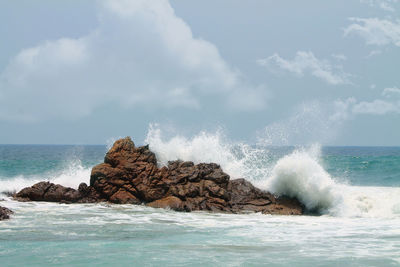 Waves crashing in rocks, mazunte.