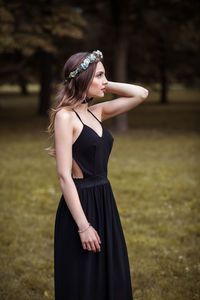 Beautiful young woman posing at park