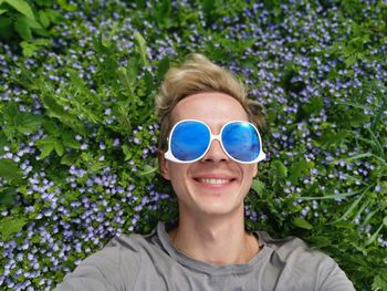 Portrait of smiling young man wearing sunglasses