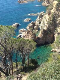 High angle view of sea by cliff against sky