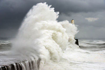 Breakwater waves