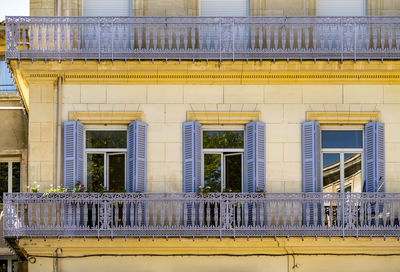 Sunny illuminated house facade with some windows seen in carpentras in southeastern france