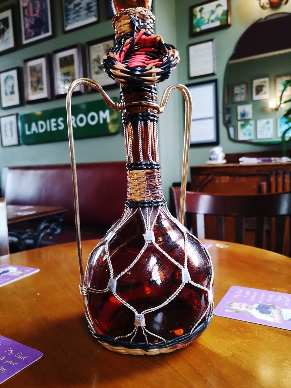 CLOSE-UP OF GLASS OF WINE ON TABLE