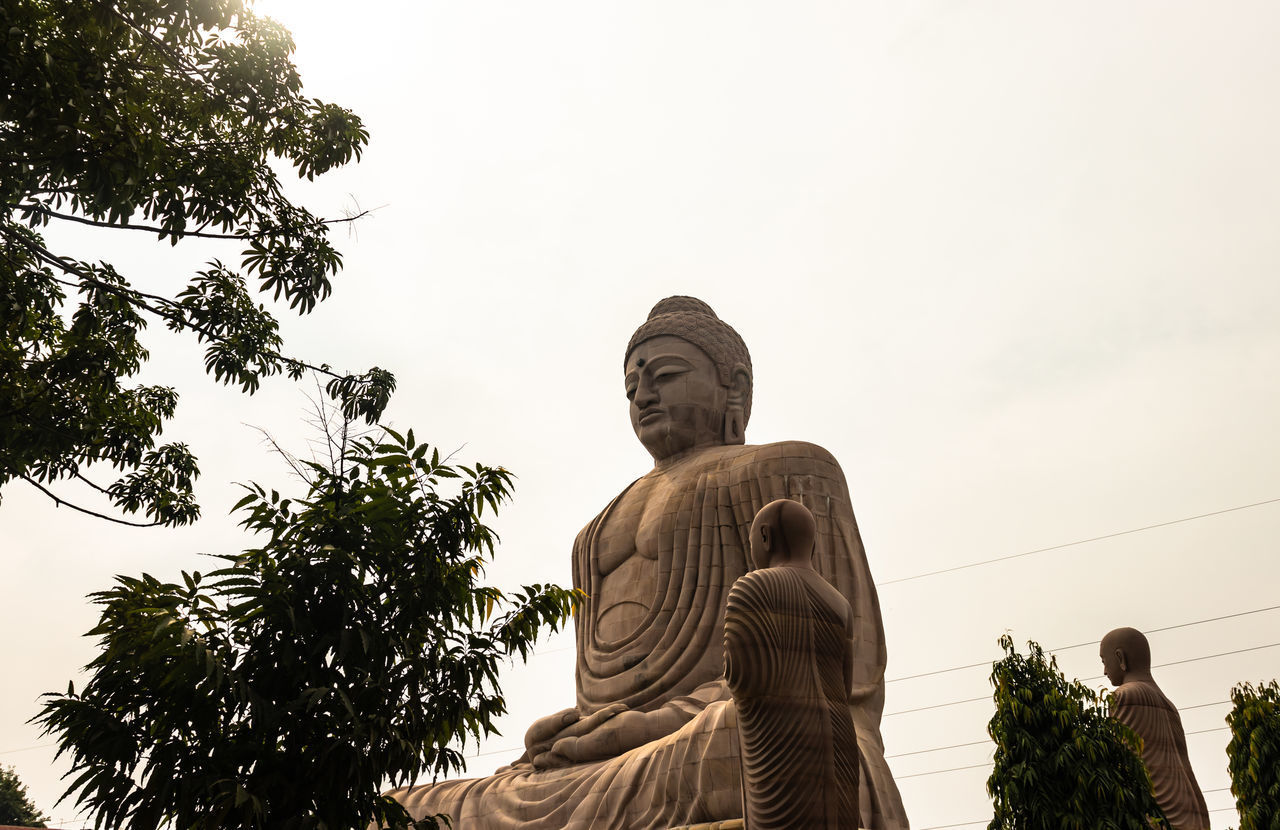 LOW ANGLE VIEW OF STATUES AGAINST SKY