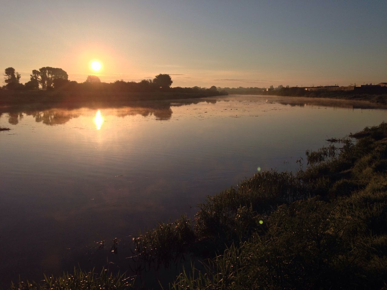 sun, sunset, water, reflection, tranquil scene, tranquility, scenics, lake, beauty in nature, sunlight, sky, nature, tree, idyllic, sunbeam, lens flare, orange color, silhouette, lakeshore, river