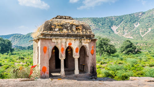 Spooky ruins of bhangarh fort, the most haunted place in india