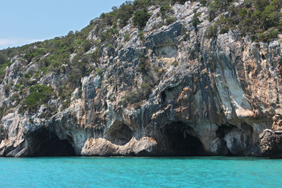 The unique cliffs that can be admired during boat trips in the beautiful sea of the gulf of orosei. 