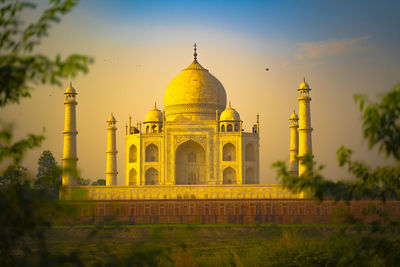 View of taj mahal historical building against sky