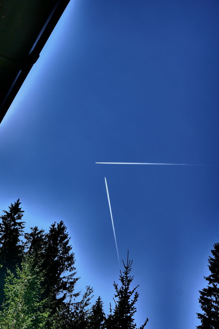 LOW ANGLE VIEW OF VAPOR TRAIL AGAINST SKY