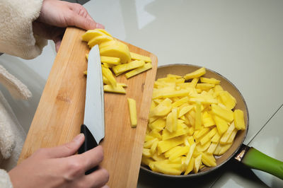 Sliced potatoes are placed in a roasting pan, top view