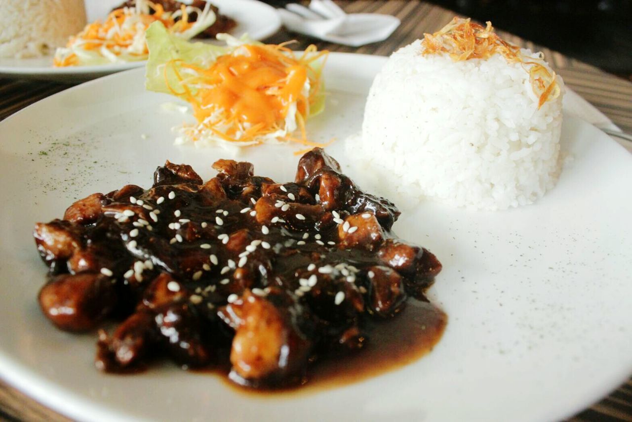 CLOSE-UP OF MEAT AND SALAD IN PLATE