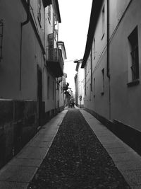 Narrow alley amidst buildings in city