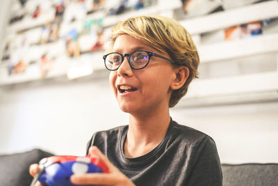 Portrait of smiling young man wearing eyeglasses