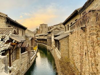 Bridge over river against sky chinesische mauer village 