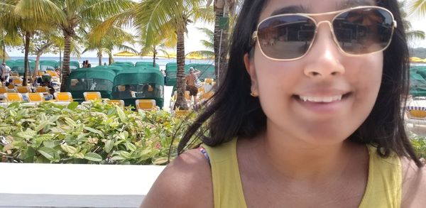 Portrait of smiling young woman wearing sunglasses