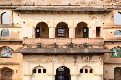 Beautiful view of orchha palace fort, raja mahal and chaturbhuj temple from jahangir mahal, orchha