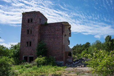 Old ruin building against sky