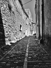 Narrow alley in alley