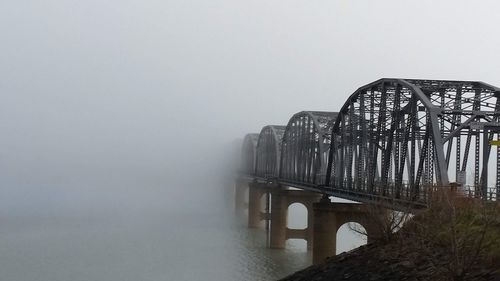 Bridge over the hume dam on a foggy morning 