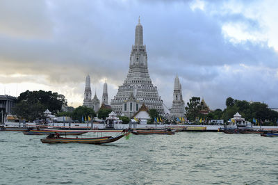 Worshiping buddha statues.