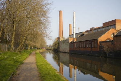 Looking north on the leicester arm of the grand union canal with abbey park on the left