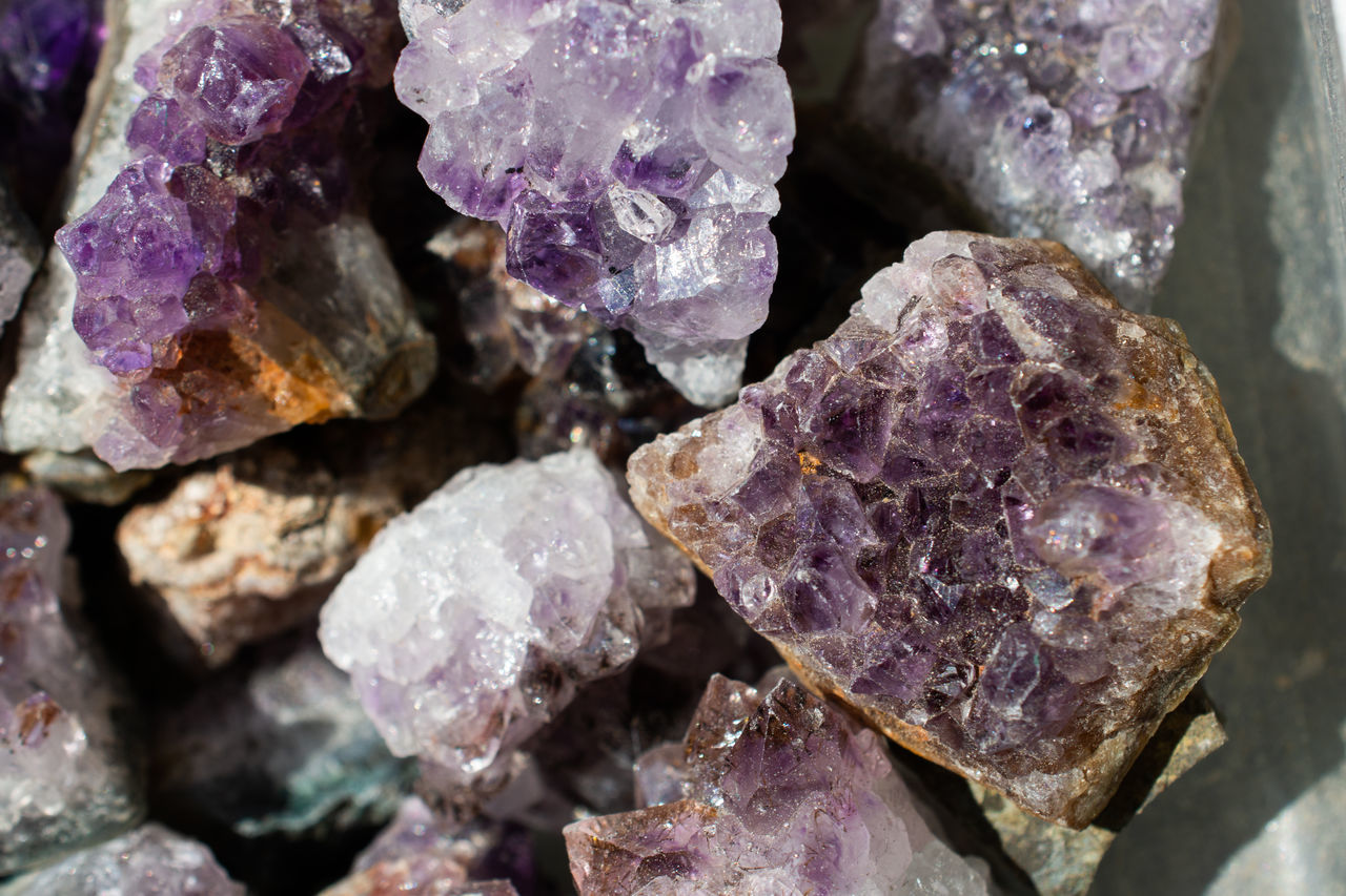 CLOSE-UP OF ROCKS ON PEBBLES