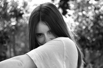 Portrait of beautiful young woman in park