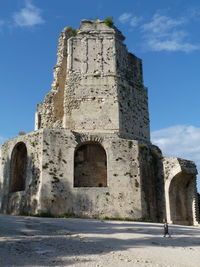 Old ruin building against sky