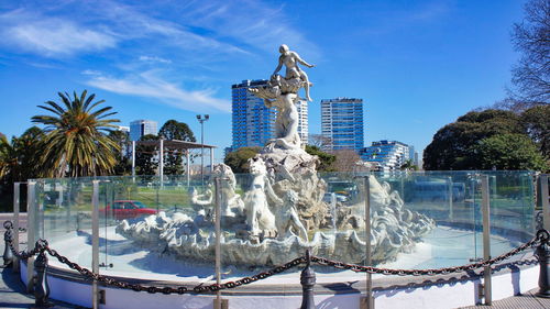 Statue of fountain against building