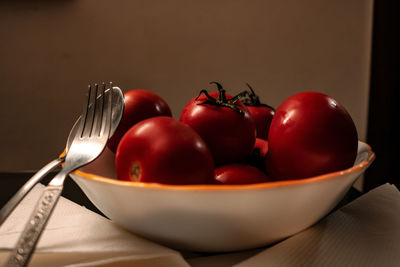 Close-up of tomatoes in bowl on table