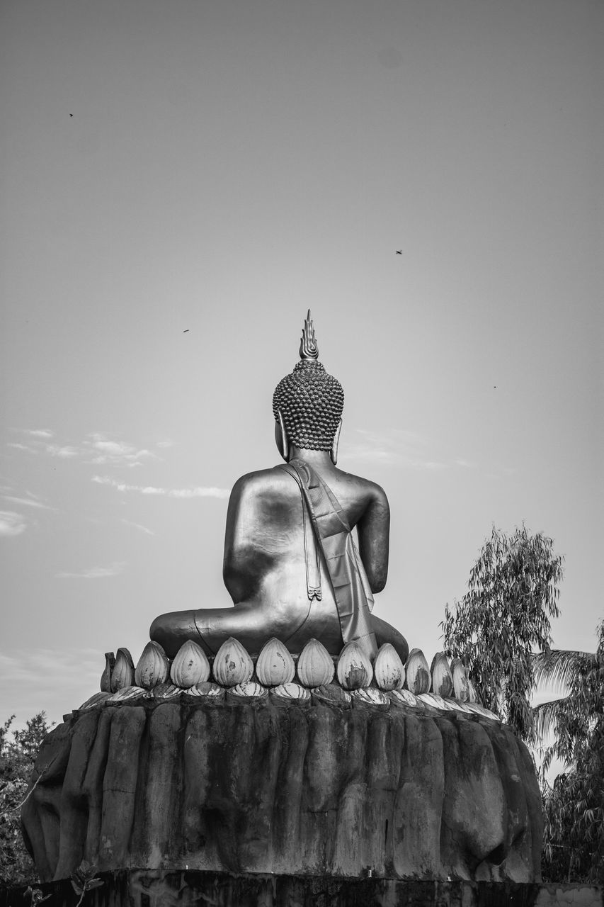 LOW ANGLE VIEW OF STATUE OF ANGEL AGAINST SKY