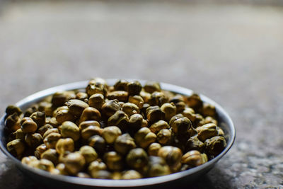 Close-up of chick-peas in bowl on table