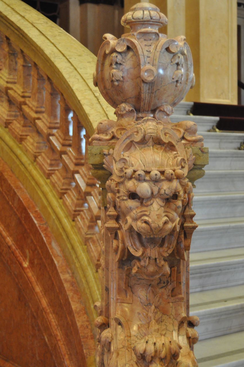 CLOSE-UP OF STATUE OF HISTORIC BUILDING