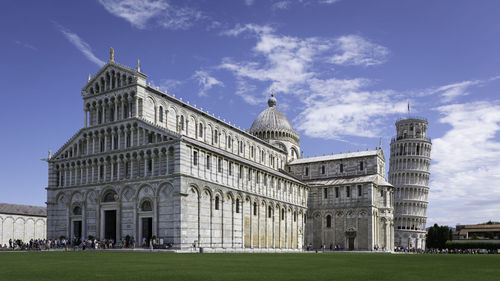 Cattedrale di pisa and leaning tower of pisa against sky