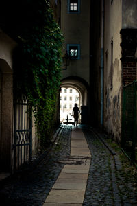 Langer schmaler durchgang in görlitz,  mit einer person 