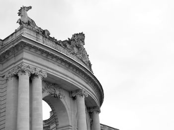 Horses and curved arch monument. sometimes architectures in france is complexe and extremely old.