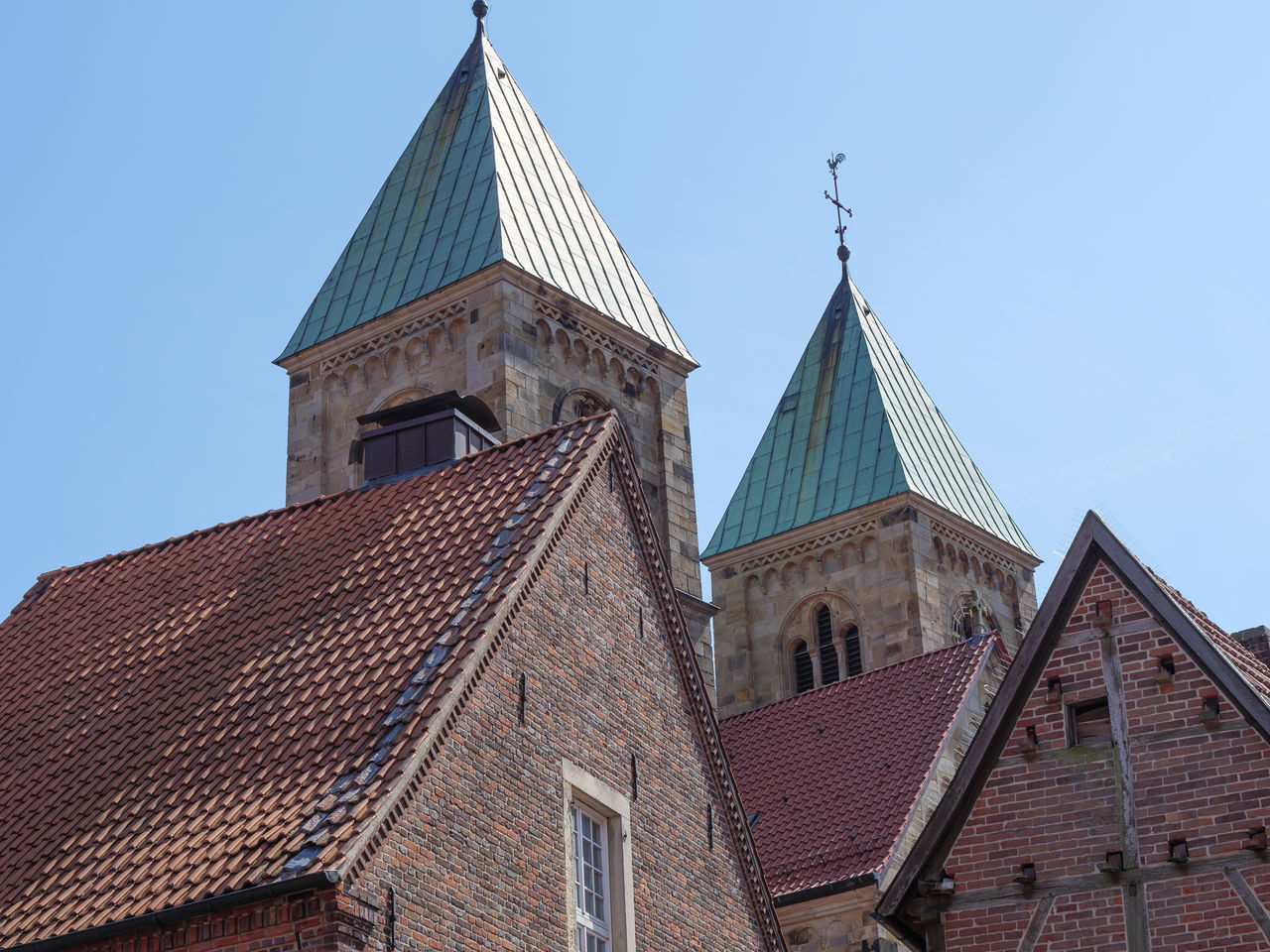 LOW ANGLE VIEW OF TRADITIONAL BUILDING AGAINST SKY