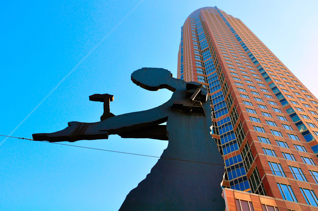 LOW ANGLE VIEW OF SKYSCRAPER AGAINST CLEAR SKY