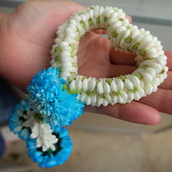 Close-up of hand holding bouquet of flower