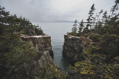 The raven's nest, rugged maine coastline in acadia n.p.