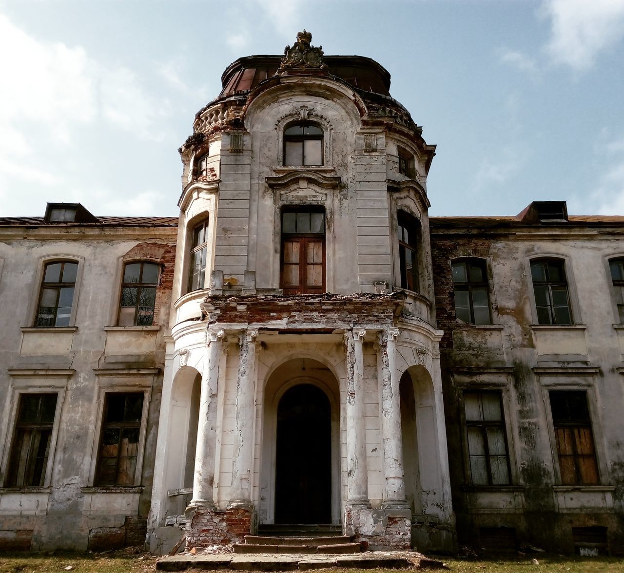 architecture, building exterior, built structure, sky, low angle view, outdoors, travel destinations, history, no people, day