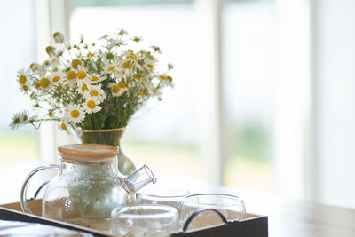 Close-up of bouquet of daisies on table