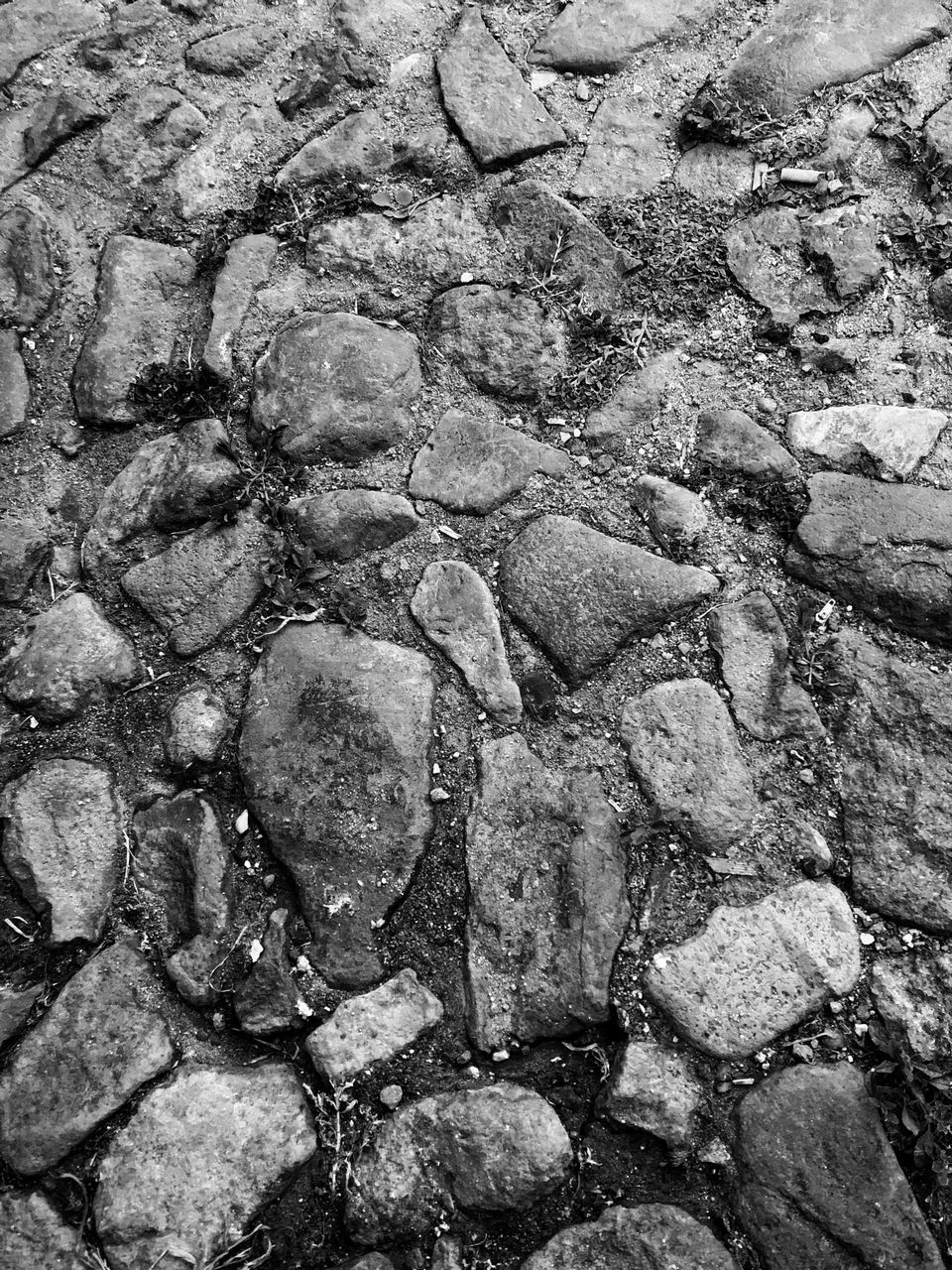 FULL FRAME SHOT OF ROCKS ON STONE WALL