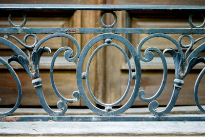 Rusty metallic patterned railing