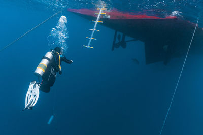 Diver approaching dive boat at the great barrier reef