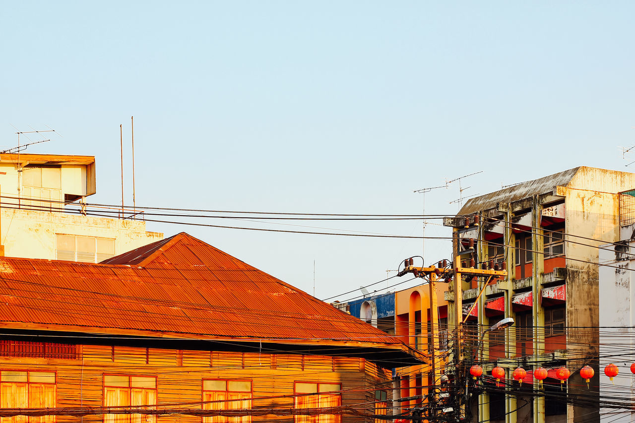 LOW ANGLE VIEW OF BUILDING AGAINST CLEAR SKY